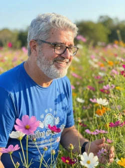 Inedilson Anelli no campo florido.